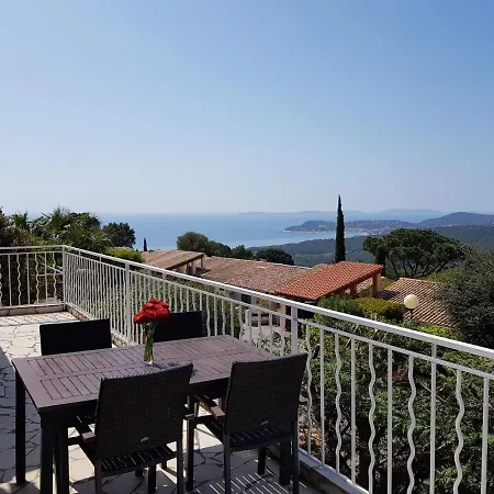 Mit Grossartigem Panoramablick Auf Und Direkt Am Pool Hébergement de vacances La Croix-Valmer