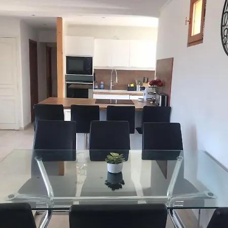 Mit Grossartigem Panoramablick Auf Und Direkt Am Pool Villa