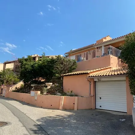 Villa Mit Grossartigem Panoramablick Auf Und Direkt Am Pool *