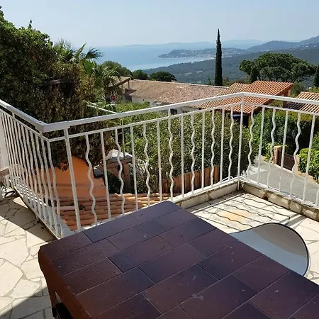 Villa Mit Grossartigem Panoramablick Auf Und Direkt Am Pool