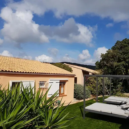 Mit Grossartigem Panoramablick Auf Und Direkt Am Pool Villa
