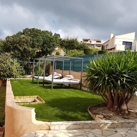 Mit Grossartigem Panoramablick Auf Und Direkt Am Pool Villa *
