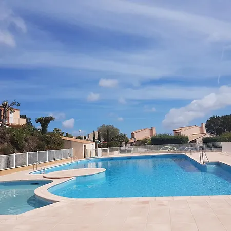 Mit Grossartigem Panoramablick Auf Und Direkt Am Pool Hébergement de vacances *