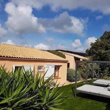 Mit Grossartigem Panoramablick Auf Und Direkt Am Pool