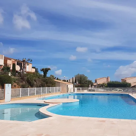 Mit Grossartigem Panoramablick Auf Und Direkt Am Pool Villa *